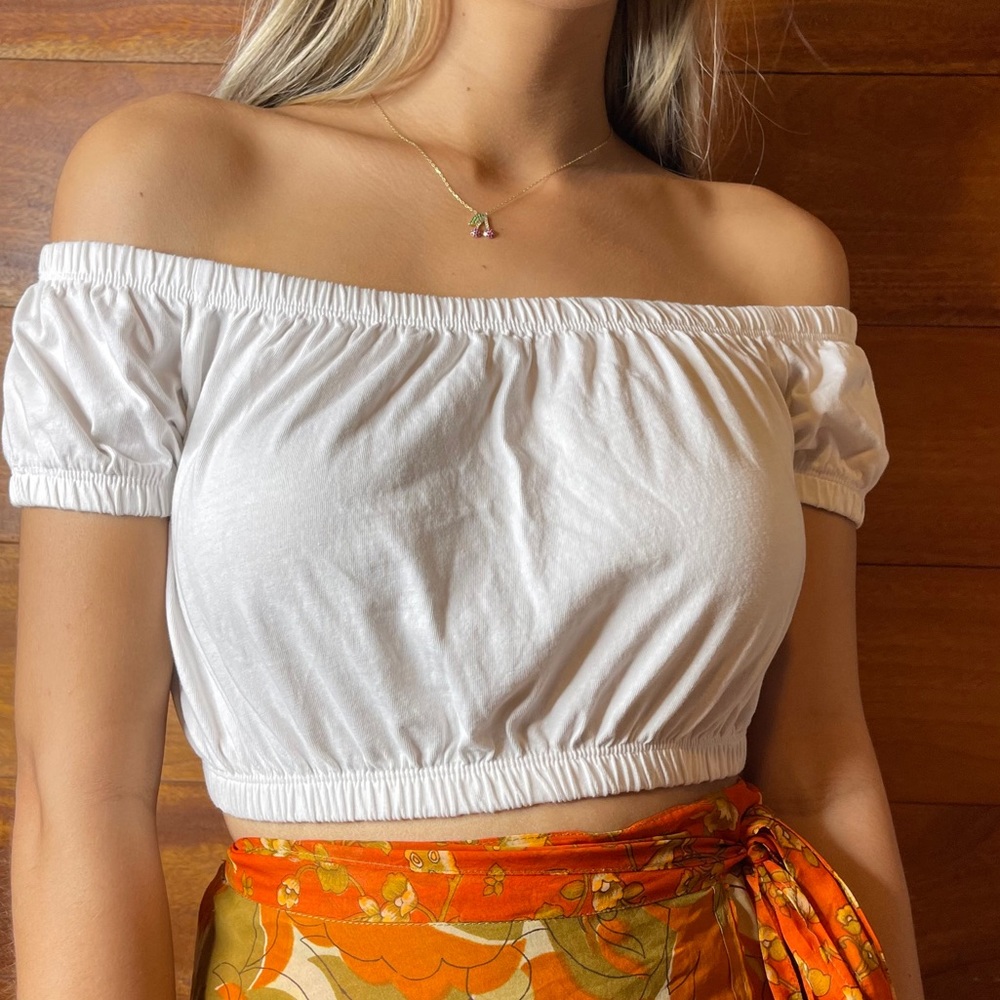 Off the shoulder crop-top☯️